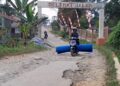 RUSAK PARAH : Ruas jalan Cicadas - Pasirpeuteuy - Kaduengan di Kabupaten Pandeglang dibiarkan rusak selama bertahun-tahun. Terkait hal itu, Gubernur Banten Andra Soni memberikan evaluasi negatif terhadap arah pembangunan di Kabupaten Pandeglang. (ISTIMEWA)