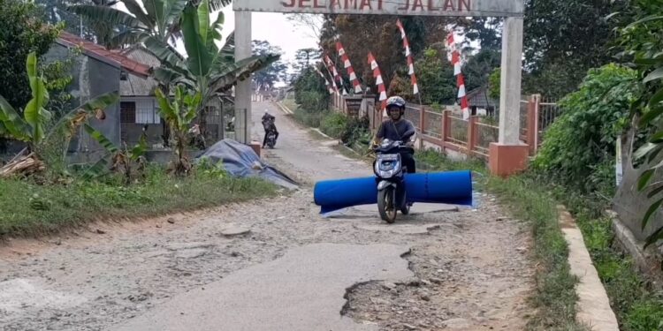 RUSAK PARAH : Ruas jalan Cicadas - Pasirpeuteuy - Kaduengan di Kabupaten Pandeglang dibiarkan rusak selama bertahun-tahun. Terkait hal itu, Gubernur Banten Andra Soni memberikan evaluasi negatif terhadap arah pembangunan di Kabupaten Pandeglang. (ISTIMEWA)