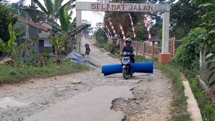 RUSAK PARAH : Ruas jalan Cicadas - Pasirpeuteuy - Kaduengan di Kabupaten Pandeglang dibiarkan rusak selama bertahun-tahun. Terkait hal itu, Gubernur Banten Andra Soni memberikan evaluasi negatif terhadap arah pembangunan di Kabupaten Pandeglang. (ISTIMEWA)