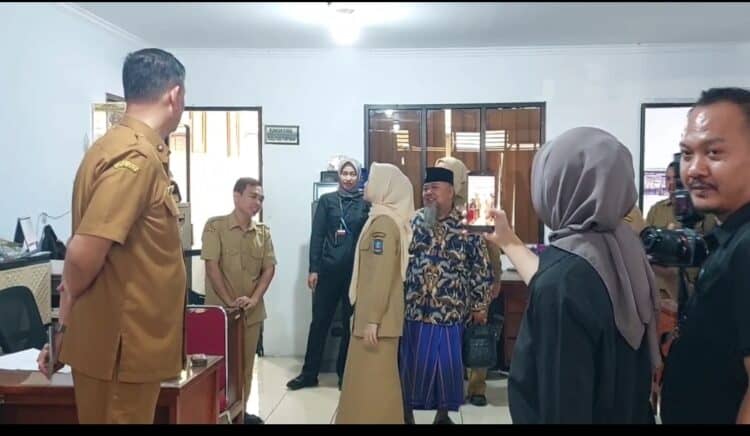 Bupati Serang Ratu Rahmatuzakiyah, sidak ruangan di Setda Kabupaten Serang, Selasa (19/5/2026). (ISTIMEWA)