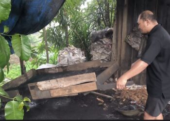Jelang Iduladha, Omzet Produsen Arang Batok Kelapa di Tangsel Naik 50 Persen