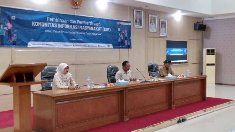 PEMBINAAN - Dinas Komunikasi, Informatika, Statistik dan Persandian (DiskominfoSP) Provinsi Banten bekerjasama dengan Diskominfosantik Kabupaten Pandeglang, menggelar pembinaan dan pemberdayaan Komunitas Informasi Masyarakat (KIM), di Oproom Sekretariat Daerah, Selasa (19/5/2026). (ISTIMEWA)