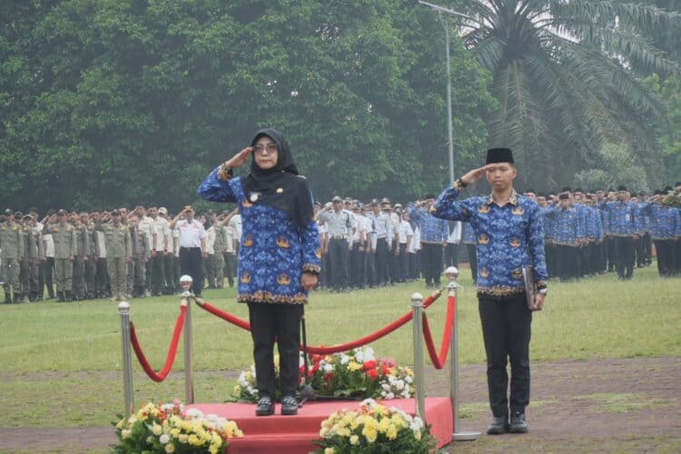 Bupati Pandeglang Raden Dewi Setiani, menjadi pembina upacara Harkitnas Ke-118 tingkat Kabupaten Pandeglang, yang digelar di Alun-alun Pandeglang, Rabu (20/5/2026). (ISTIMEWA)