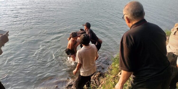 Nekat Berenang ke Tengah Danau Cilongok, Remaja 14 Tahun Ditemukan Tewas