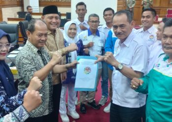 TEMUI KETUA DPRD DAN WABUP SERANG - Serikat Pekerja dan Serikat Buruh, temui Ketua DPRD dan Wabup Serang, sampaikan penolakan Permenaker Nomor 7 tentang tenaga alih daya, Kamis (21/5/2026). (SIDIK/SATELITNEWS.COM)