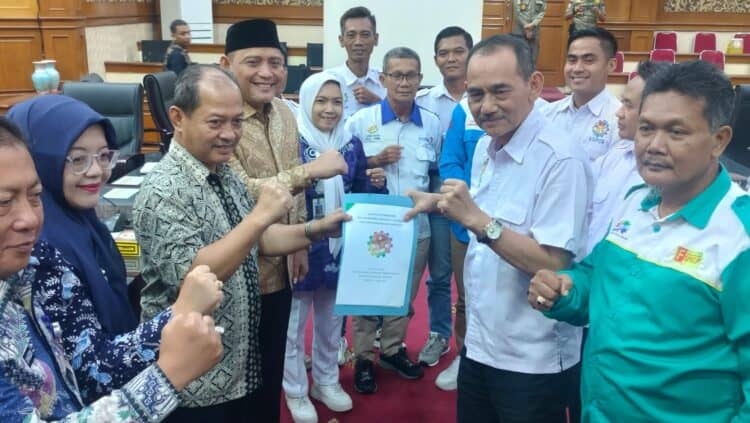TEMUI KETUA DPRD DAN WABUP SERANG - Serikat Pekerja dan Serikat Buruh, temui Ketua DPRD dan Wabup Serang, sampaikan penolakan Permenaker Nomor 7 tentang tenaga alih daya, Kamis (21/5/2026). (SIDIK/SATELITNEWS.COM)