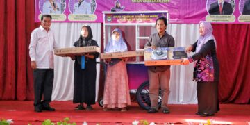 Sasar Masyarakat Desil 1 & 2, Bupati Tangerang Salurkan Paket Alat Usaha Plus Legalitas