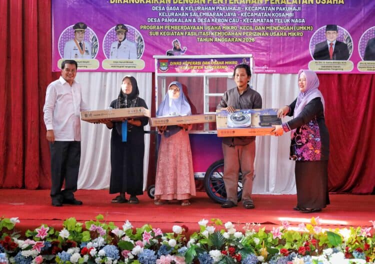 Sasar Masyarakat Desil 1 & 2, Bupati Tangerang Salurkan Paket Alat Usaha Plus Legalitas