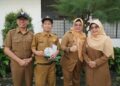 FOTO BERSAMA – Bupati Pandeglang Raden Dewi Setiani (paling kanan), berfoto bersama dengan Nuriah dan Suaedi Kurdiatna, serta Sekda Pandeglang Asep Rahmat (paling kiri). (ISTIMEWA)