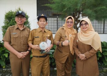 FOTO BERSAMA - Bupati Pandeglang Raden Dewi Setiani (paling kanan), berfoto bersama dengan Nuriah dan Suaedi Kurdiatna, serta Sekda Pandeglang Asep Rahmat (paling kiri). (ISTIMEWA)