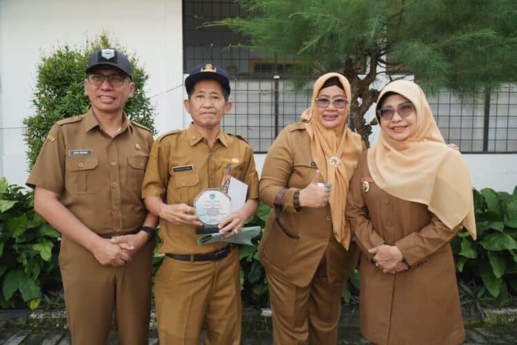 FOTO BERSAMA - Bupati Pandeglang Raden Dewi Setiani (paling kanan), berfoto bersama dengan Nuriah dan Suaedi Kurdiatna, serta Sekda Pandeglang Asep Rahmat (paling kiri). (ISTIMEWA)