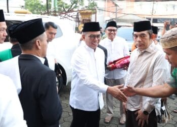 Tingkatkan Silaturahmi, Gubernur Andra Solat Iduladha Bareng Warga Kareo