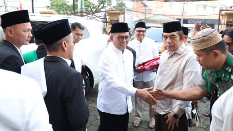 Tingkatkan Silaturahmi, Gubernur Andra Solat Iduladha Bareng Warga Kareo