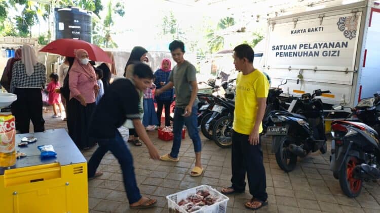 Peduli Sesama, Ratusan Warga Sekitar SPPG Karya Bakti Jiput Pandeglang Terima Daging Kurban