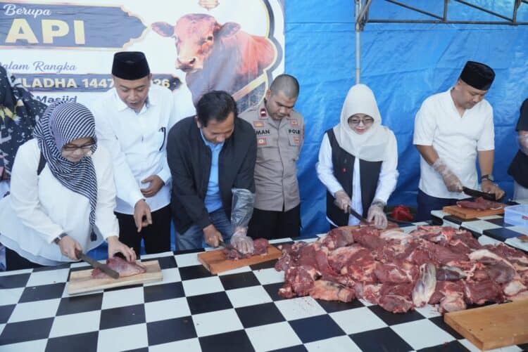 Ratusan Warga Desa Sukasari Pandeglang Terima Daging Kurban Presiden