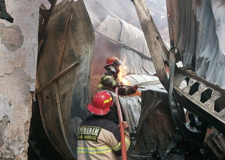 Berjibaku 9 Jam, BPBD Kabupaten Tangerang Berhasil Padamkan Kebakaran Pabrik Sosis