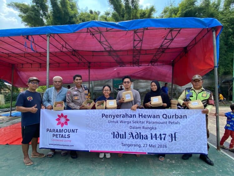 Ramah Lingkungan, Paramount Land Bagikan Daging Kurban Pakai Besek Bambu