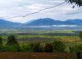 RAWA DANO – HAamparan Cagar Alam Rawa Dano, dengan latar belakang Gunung Karang dan Bukit Kemuning, bila dilihat dari spot Panenjoan, Desa Luwuk, Kecamatan Gunungsari. Terlihat pendangkalan di hamparan Rawa Dano. (MARDIANA/SATELITNEWS.COM)