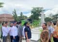 Pemkot Cilegon melakukan penataan taman di area monumen siber, tepatnya di kawasan Alun-alun Kota Cilegon, Sabtu (30/5/2026). (ISTIMEWA)