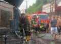 PENANGANAN KEBAKARAN – Petugas pemadam kebakaran (Damkar) Badan Penanggulangan Bencana Daerah (BPBD) Kabupaten Tangerang, sedang berupaya memadamkan api yang membakar bengkel dan warung sembako di Kampung Peusar, RT 007/RW 003, Desa Sukamulya, Kecamatan Cikupa, Kabupaten Tangerang pada Sabtu (30/5/2026). (ISTIMEWA)