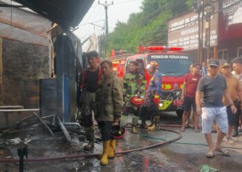 PENANGANAN KEBAKARAN - Petugas pemadam kebakaran (Damkar) Badan Penanggulangan Bencana Daerah (BPBD) Kabupaten Tangerang, sedang berupaya memadamkan api yang membakar bengkel dan warung sembako di Kampung Peusar, RT 007/RW 003, Desa Sukamulya, Kecamatan Cikupa, Kabupaten Tangerang pada Sabtu (30/5/2026). (ISTIMEWA)