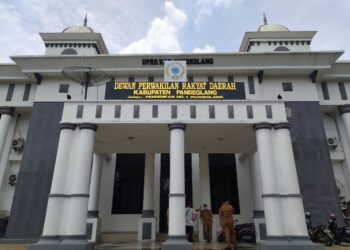 Gedung DPRD Kabupaten Pandeglang, tampak dari depan. (ISTIMEWA)
