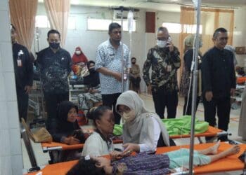 Bupati Pandeglang Raden Dewi Setiani, menjenguk korban laka lantas tunggal maut di SDN Sukaratu 5, Kecamatan Majasari, Kabupaten Pandeglang, beberapa hari lalu. (ISTIMEWA)