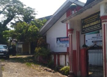 SEPI - SDN Sukaratu 5, Kecamatan Majasari, Kabupaten Pandeglang, terlihat sepi. Pasca peristiwa laka lantas tunggal maut beberapa waktu lalu, pihak sekolah diharapkan memperketat para pedagang yang biasa berjualan di depan sekolah. (MARDIANA/SATELITNEWS.COM)