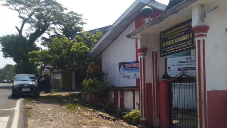 SEPI - SDN Sukaratu 5, Kecamatan Majasari, Kabupaten Pandeglang, terlihat sepi. Pasca peristiwa laka lantas tunggal maut beberapa waktu lalu, pihak sekolah diharapkan memperketat para pedagang yang biasa berjualan di depan sekolah. (MARDIANA/SATELITNEWS.COM)