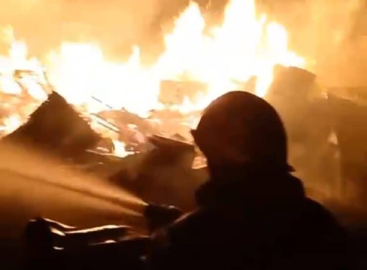 Bengkel Motor, Bengkel Las dan Lapak Kusen Terbakar di Ciputat