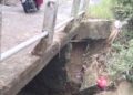 Jembatan Cijango di Kampung Lame RT 002 RW 007, Desa Mekarsari, Kecamatan Panimbang, Kabupaten Pandeglang, mengalami abrasi dan nyaris amblas. (MARDIANA/SATELITNEWS.COM)
