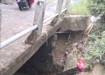 Jembatan Cijango di Kampung Lame RT 002 RW 007, Desa Mekarsari, Kecamatan Panimbang, Kabupaten Pandeglang, mengalami abrasi dan nyaris amblas. (MARDIANA/SATELITNEWS.COM)