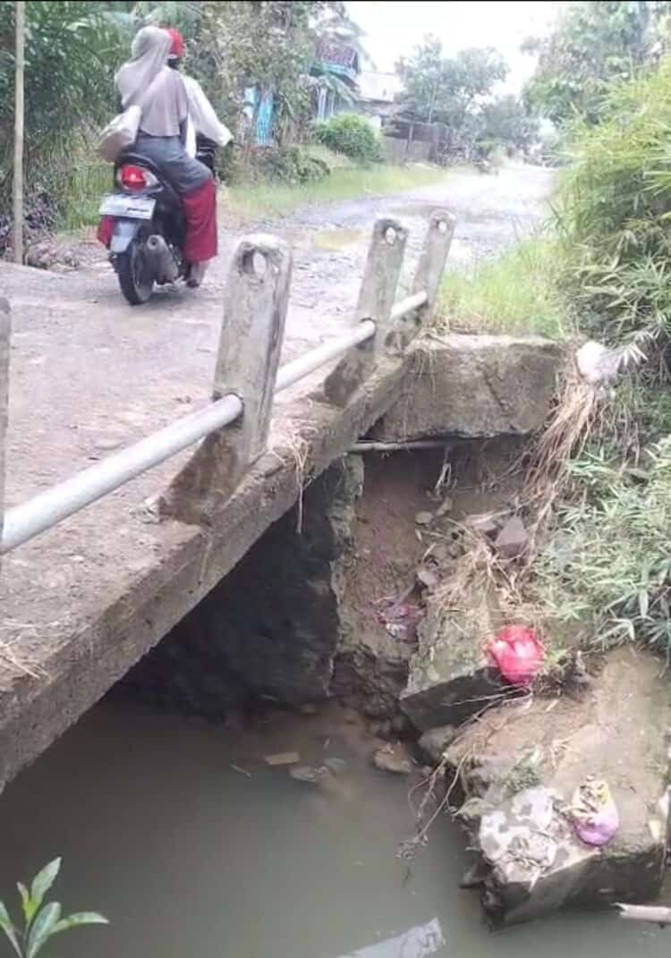 Jembatan Cijango di Kampung Lame RT 002 RW 007, Desa Mekarsari, Kecamatan Panimbang, Kabupaten Pandeglang, mengalami abrasi dan nyaris amblas. (MARDIANA/SATELITNEWS.COM)