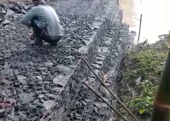 PEMBANGUNAN TPT - Dinas Pekerjaan Umum dan Penataan Ruang (DPUPR) Provinsi Banten, menurunkan tim untuk membangun Tembok Penahan Tanah (TPT) berupa bronjong, untuk mengantisipasi meluasnya abrasi aliran Sungai Ciseukeut, Kabupaten Pandeglang. (ISTIMEWA)