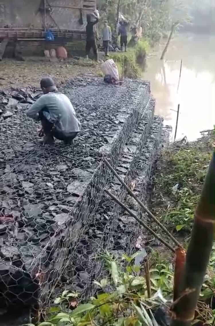 PEMBANGUNAN TPT - Dinas Pekerjaan Umum dan Penataan Ruang (DPUPR) Provinsi Banten, menurunkan tim untuk membangun Tembok Penahan Tanah (TPT) berupa bronjong, untuk mengantisipasi meluasnya abrasi aliran Sungai Ciseukeut, Kabupaten Pandeglang. (ISTIMEWA)