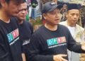 Ketua DPRD Kabupaten Pandeglang TB.A.Khatibul Umam (tengah), Erin Fabiana (kiri), saat beraktivitas di tengah - tengah masyarakat. (DOKUMEN/SATELITNEWS.COM)