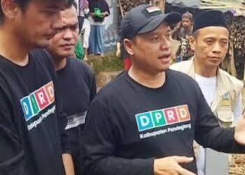 Ketua DPRD Kabupaten Pandeglang TB.A.Khatibul Umam (tengah), Erin Fabiana (kiri), saat beraktivitas di tengah - tengah masyarakat. (DOKUMEN/SATELITNEWS.COM)