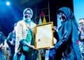 PENYERAHAN SERTIFIKAT KIK – Kepala Dinas Pariwisata Provinsi Banten, Eli Susiyanti, menyerahkan Sertifikat KIK Rampak Bedug Pandeglang, kepada Bupati Pandeglang, Rd. Dewi Setiani, pada pembukaan kegiatan Karisma Event Nusantara (KEN) Gebrag Ngadu Bedug 2026, di Alun-alun Kabupaten Pandeglang, Jumat (29/5/2026) malam. (ISTIMEWA)