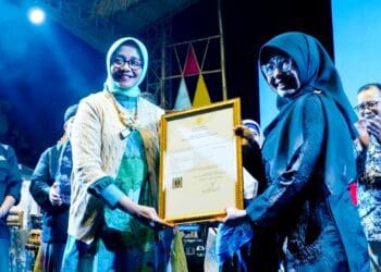 PENYERAHAN SERTIFIKAT KIK - Kepala Dinas Pariwisata Provinsi Banten, Eli Susiyanti, menyerahkan Sertifikat KIK Rampak Bedug Pandeglang, kepada Bupati Pandeglang, Rd. Dewi Setiani, pada pembukaan kegiatan Karisma Event Nusantara (KEN) Gebrag Ngadu Bedug 2026, di Alun-alun Kabupaten Pandeglang, Jumat (29/5/2026) malam. (ISTIMEWA)