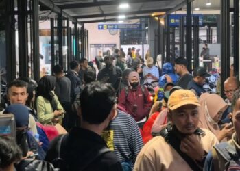 Gangguan Listrik, KRL Terpaksa Berhenti di Stasiun Jurangmangu