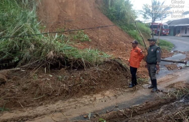 Dihantam Bencana Hidrometeorologi, 8 Akses Jalan di Lebak Longsor