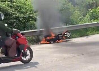 Diduga Selang Bensin Bocor, Motor Ludes Terbakar di Pintu Tol Rangkasbitung