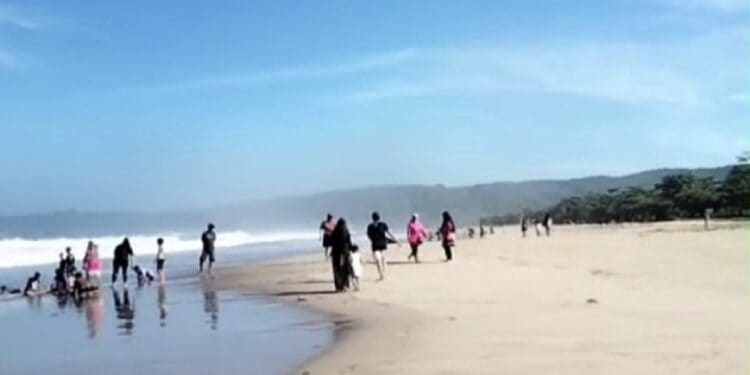 Libur Iduladha Wisata Pantai Lebak Diserbu Wisatawan