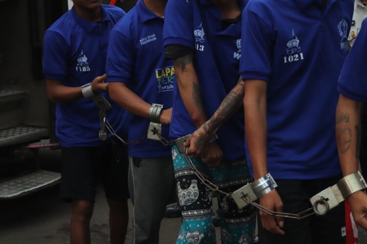 Tangan Diikat, 275 Napi Lapas Pemuda Tangerang Dipindahkan
