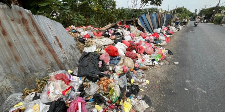 Sampah Liar Menumpuk di Jalan Rawa Kucing Neglasari