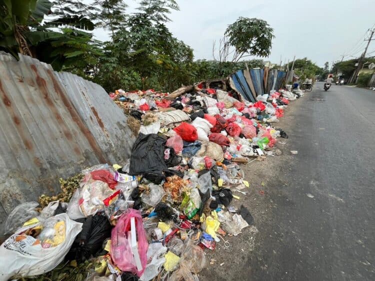 Sampah Liar Menumpuk di Jalan Rawa Kucing Neglasari
