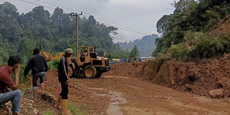Longsor Tebing Tutup Jalur Citorek-Ciparay Lebak