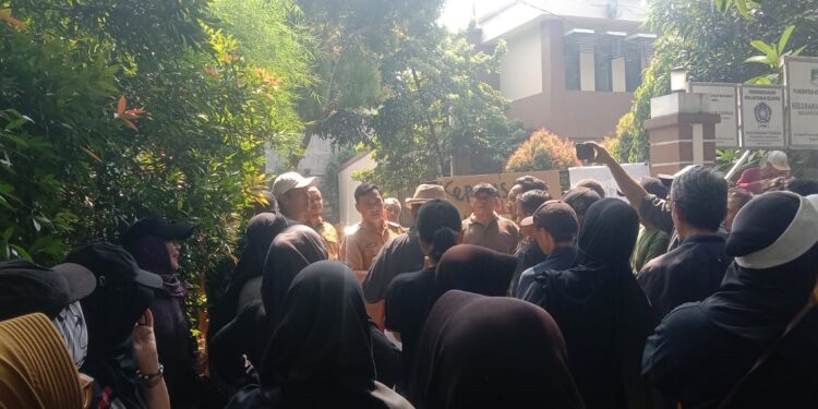 Pemilihan Ketua RW 01 Cikokol Masih Berpolemik, Warga Demo ke Kelurahan
