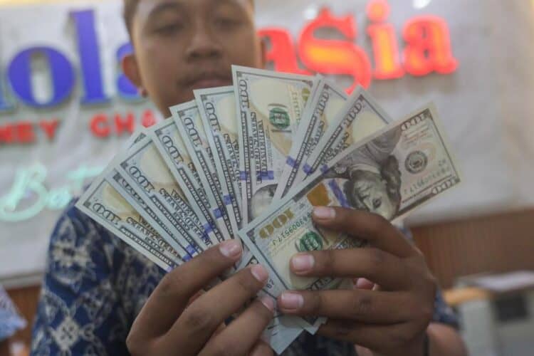 Rupiah Tembus Rp18.000, BI Perkuat Intervensi