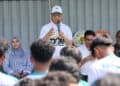 MENYAMPAIKAN PESAN : Wagub Achmad Dimyati Natakusumah (memegang mic) menyampaikan pesan kepada peserta Kejurda Mini Soccer. (ISTIMEWA)
